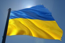 Die Flagge der Ukraine weht im Wind. Die obere Hälfte der Flagge ist blau, die untere ist gelb. Link führt zu Aufenthaltsregelungen für Ukrainerinnen und Ukrainer Ukraine Flagge