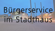 Im Hintergrund ist eine Abendaufnahme des Stadthauses im Scharnhauser Park zu sehen. Im Vordergrund ist Bürgerservice im Stadthaus zu lesen Weiterleitung zum Bürgerservice